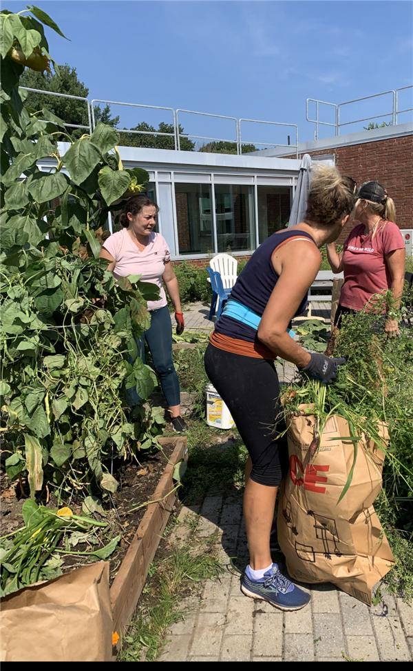 Thank you to our garden parent volunteers!